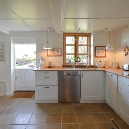 Feriehus Four-bedroom Holiday In Askeby
